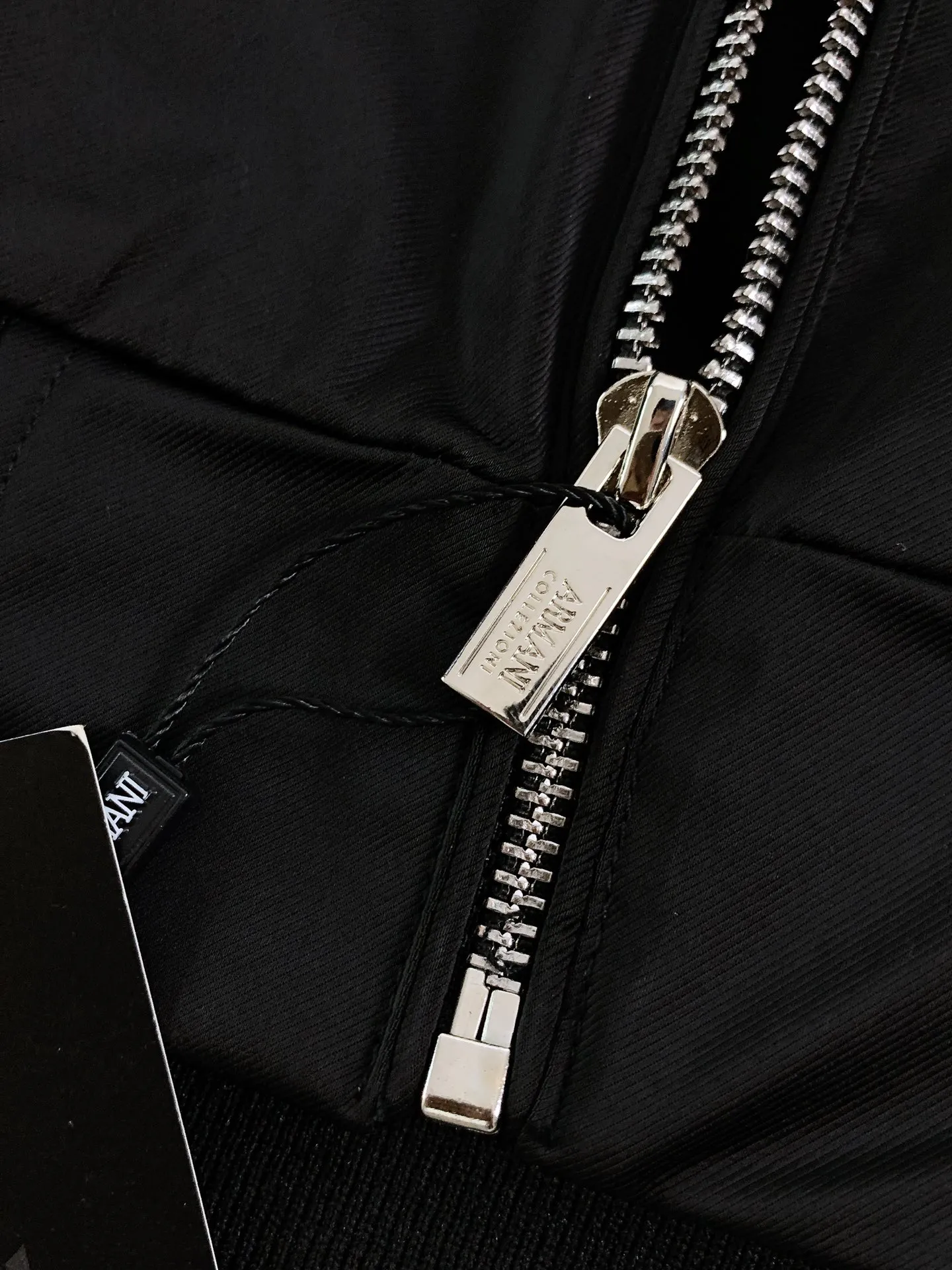 Em Porio Armani Armani Casual Hooded Jacket Windbreaker Jacket 🧥, the upper body becomes slimmer and whiter in seconds, the handle is perfect, and hardware accessories are provided for decoration. Suitable for both business, commuting and leisure, you can be satisfied with various daily outfits. The upper body is full of style and full of high-end sense! Pockets are designed on both sides of the body, making these designs more convenient and practical! Premium custom hardware engraved zipper pull accessories and Classic triangle logo decoration on the chest increase the overall sense of layering, making a simple jacket instantly rich! ! It keeps you warm and adds layering to your outfit. It has a great effect on the upper body. Two colors are recommended………………………………………………………………… ❥∙Size: M-3XL